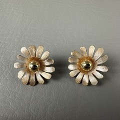 Vintage Brooch Earrings Set Gold Tone Daisy Flower Brushed Satin Clip On
