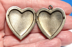 STERLING SILVER HEART LOCKET MATTE CENTER VINTAGE 25 X 30 MM 5.7 GRAMS J-446