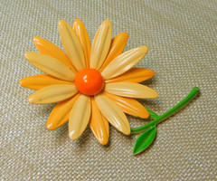 CLASSIC VINTAGE ORANGE / PEACH ENAMEL FLOWER DAISY METAL BROOCH ✨