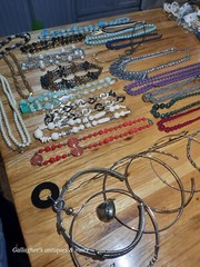 A1 Lot of 29 Vintage Modern NECKLACE Costume Jewelry Fashion Glass Beads Choker
