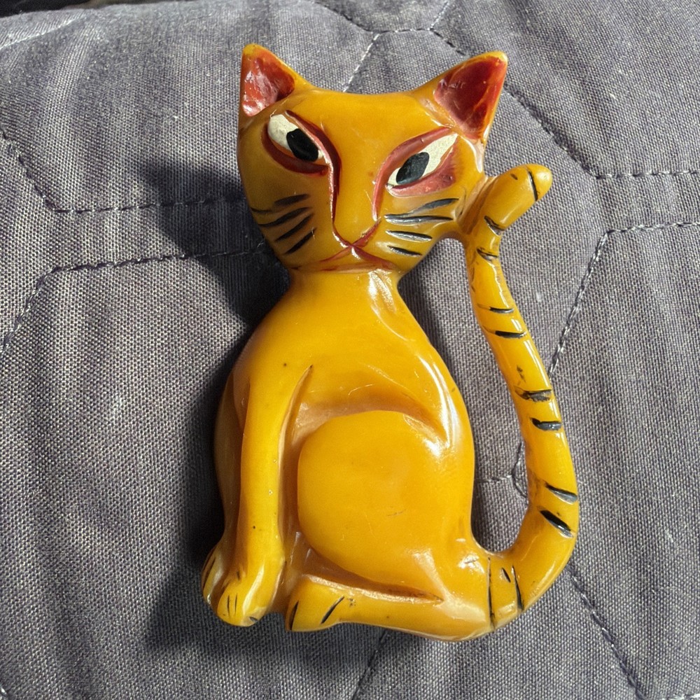 Vintage 13.3g Butterscotch Yellow Bakelite Sitting Cat Painted Pin Brooch
