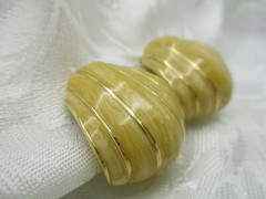 VINTAGE ESTATE JEWELRY ST JONN METAL ENAMEL CREAMY BEIGE SWIRL CLIP ON EARRINGS