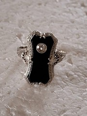 1920s Art Deco Solid 14K White Gold Filigree, Onyx Inlay & Diamond Ring 7.25