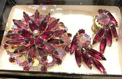 Vtg Prongset Red & Pink AB Rhinestones Gold Tone Brooch Pin & Clip Earrings