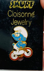 VTG LOT 12 CARTOON CHARACTER BRAND PINS – WARNER BROS, LOONEY TOONS, SMURF, AVON