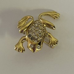 VTG Tiny Brooches Pins Gold Tone Lizard Green Eyed Frog Trifari Frog Kore Fish