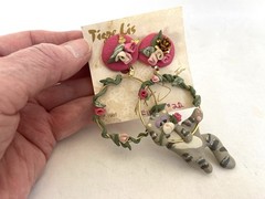 Vintage TIGRE LIS Karen Justice CAT & Roses Mismatched Polymer Clay 4” EARRINGS