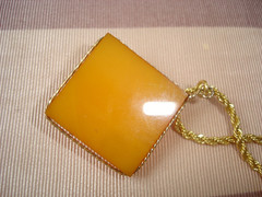 Vintage 1 In. Butterscotch BAKELITE Shell CAMEO Pendant Gold Tone Chain Necklace