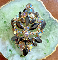 VINTAGE MCM JULIANA BLACK & AURORA BOREALIS RHINESTONE BROOCH 3″ H x 2″ W