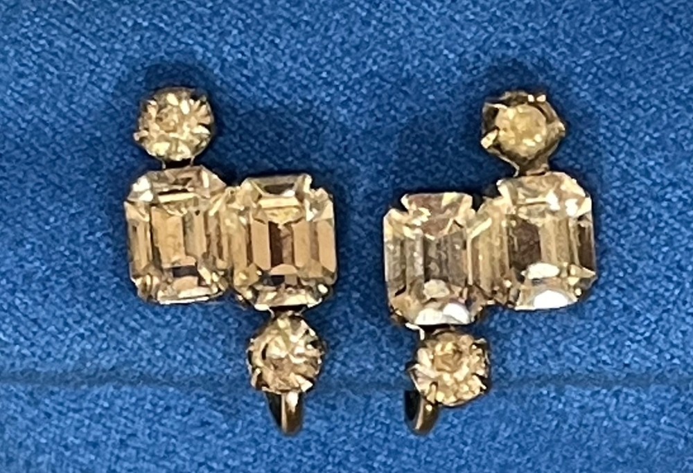 Vtg CORO EMERALD CUT Clear Rhinestone Screw Earrings Modernist Glass Signed 1”