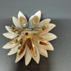 EMMONS VINTAGE White Enamel Daisy Flower Brooch Mid-Century Floral Pin