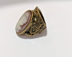 GE. Large Gold Tone Metal Alloy Purple White Carved Acrylic Cameo Ring Size 5.5