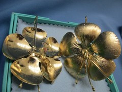 Vtg 80s Runway Couture Large Gold Tone Metal Earrings Daysy Flush Flower