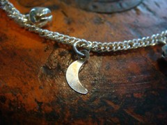 VINTAGE 18K WHITE GOLD PLATED MOON AND BELLS DANGLE BRACELET 9″