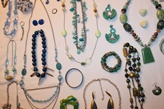 Costume Jewelry Mixed lots – ALL WEARABLE – 1/2 Pound Branded/Unbranded