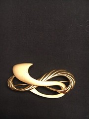 Estate Find Signed TONA Gold Tone Swoosh Brooch Used