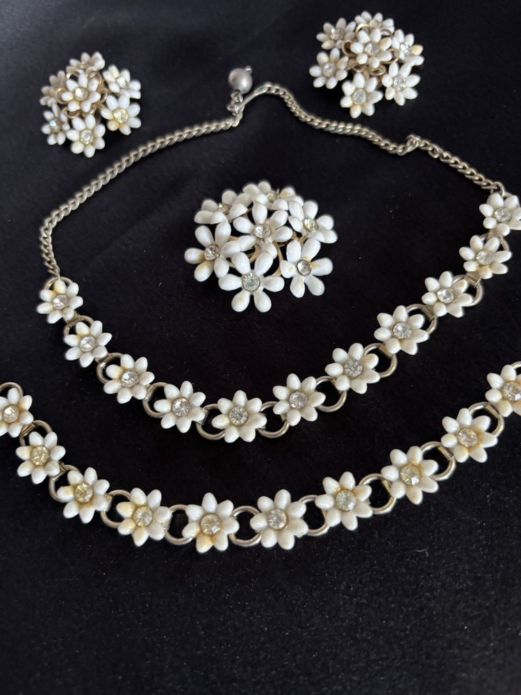 Vtg White Daisy Necklace Bracelet Brooch Earrings Parure Set Gold Toned Gift Box