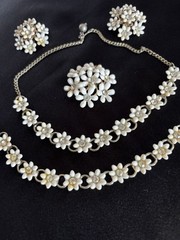 Vtg White Daisy Necklace Bracelet Brooch Earrings Parure Set Gold Toned Gift Box