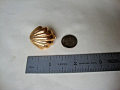 VTG 1970s SCALLOPED SEASHELL GOLD TONE HINGED W/ SAFETY CATCH DRESS/SCARF CLIP