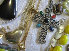 VINTAGE JEWELRY LOT 50 ALL SIGNED AVON NECKLACE BRACELET BROOCH PIERCED EARRINGS