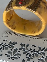VINTAGE BRACELET IN THE CUFF OR CLAMP STYLE MADE OF PLASTIC IN THE MUGHUL STYLE!
