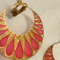 Vintage hot pink hoop earrings Gold wire teardrop petals round MOD groovy hoops