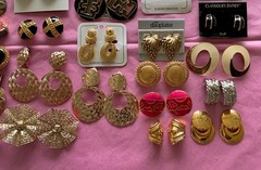 VINTAGE 1990’s DEADSTOCK 33 PIECE LOT EARRINGS NECKLACE BROOCH JEWELRY NOS