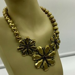 VINTAGE ? BRASS OR METAL ALLOY PINK GLASS TRIPLE FLOWER BEAD NECKLACE