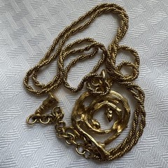Vintage Goldtone Romantic Ivy Leaf Heart Pendant w Large Fancy Chain