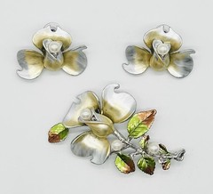 Vtg-Heavy-SILVER Tone-White Yellow Flower-POST EARRINGS & BROOCH/Pendant SET