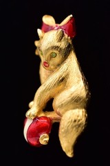 Vero Vintage Christmas Kitten Pin Brooch Cat Brushed Gold Red Bow Signed BinBP