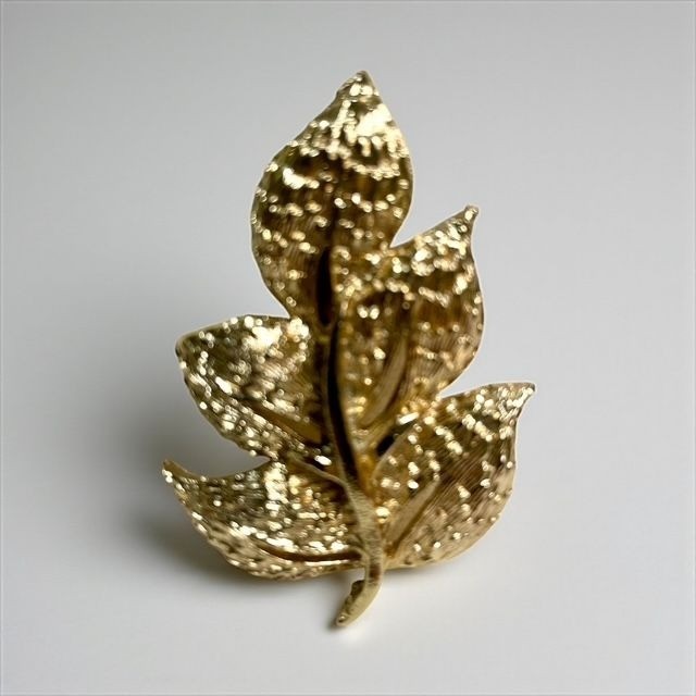 Gold-Tone Leaf Brooch Pin Jewelry Accessory Textured (D133)