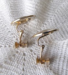 VINTAGE SHINY GOLD TONE 1″ SCREW BACK HINGED STYLE CLIP-ON EARRINGS w/PAT. NO.