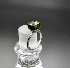 Vintage 1980s Retro Green Rhinestone Costume Ring – Size 8