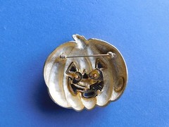 Brooch / Pin : Jack-O-Lantern – Gold tone pumpkin – Casual Corner