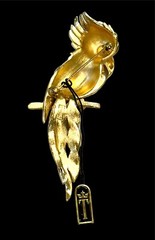 NOS NWT 1960’S CROWN TRIFARI GOLD PLATED CABOCHON PARROT TROPICAL BIRD BROOCH