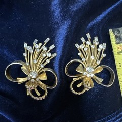 Vintage Sarah Coventry Rhinestone Bow Clip On Earrings Gold Tone Signed 1960s