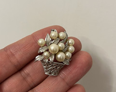 Vintage Retro silver Tone Faux Pearl Flora Bouquet basket Brooch Pin