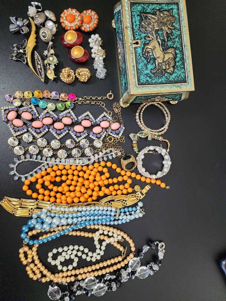 vintage costume jewelry lot of 28 in beautiful box