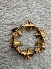 Vintage 1960s Gold Tone Ivy Leaf Wreath Brooch Pin Faux Pearl Rhinestone 1.25”