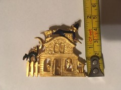 VINTAGE AAi HAUNTED HOUSE HALLOWEEN WITCH CAT BROOCH PIN GOLD TONE / WRONGWAY052