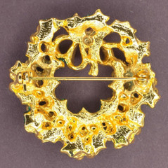 Cute Vintage Gold Tone Christmas Wreath Brooch Bow Pin Red Green Glitter
