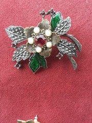 Stunning VTG. AVON Rhinestone/Faux Pearl Brooch & Post-back Pierced Earring Set