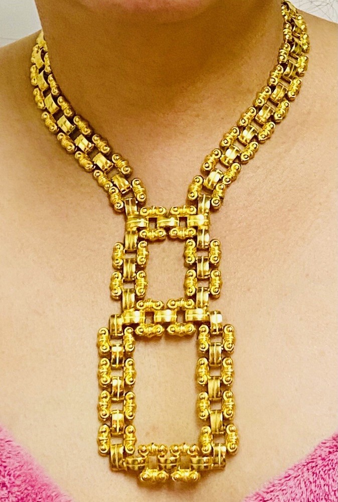 Vtg Gold Tone Necklace. Rare. No Brand. Preowned.