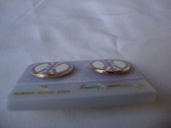 VINTAGE SAMUEL HUANG DESIGNER CLOISONNE ‘SHOU’ LAVENDER & CREAM STUD EARRINGS