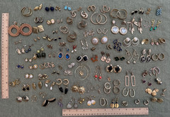 LOT OF 100+ VINTAGE GOLD TONE EARRING PAIRS FOR PIERCED EARS N189