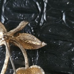 Sarah Coventry Apple Brooch Brushed Gold Tone Double Fruit Stem & Leaves 2.25″