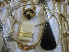 VINTAGE JEWELRY LOT 50 ALL SIGNED AVON NECKLACE BRACELET BROOCH PIERCED EARRINGS