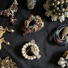 Vintage 23pc Mixed Lot Brooches & Pins Rhinestone Faux Pearl Enamel color stones