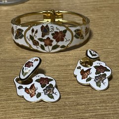 vintage white Cloisonné Enamel Jewellery Set Hinged Bracelet and matching Earing